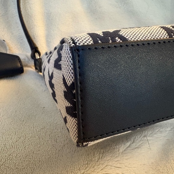 Michael Kors Navy and White Purse with Cardholder - Picture 6 of 12